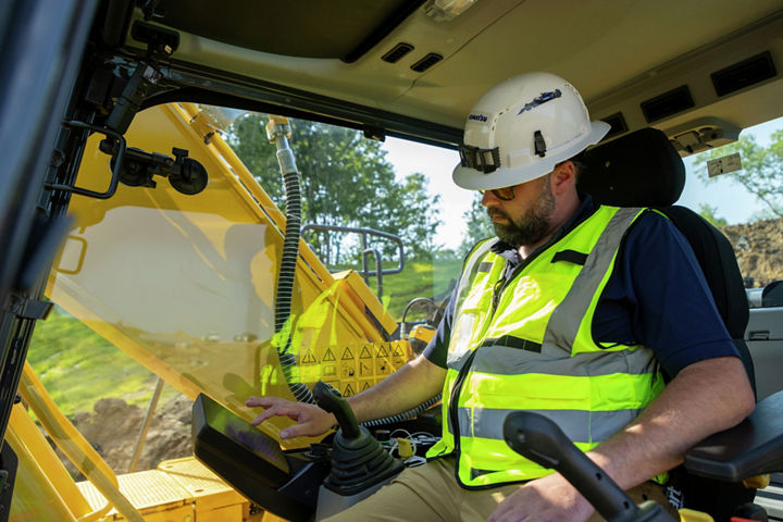 Intuitive and customizable cab monitor