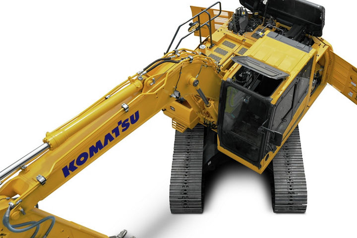 A large one-piece hood, ground-level grease points, engine oil and fuel filters provide quick-and-easy service access.